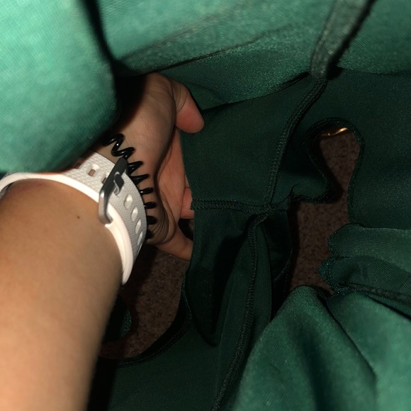 Velvet green open back short dress - Picture 3 of 3